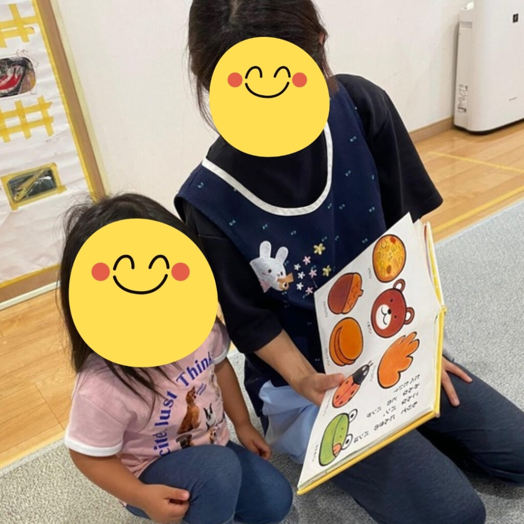 📖先生とひざの上で、特別な絵本時間🍁